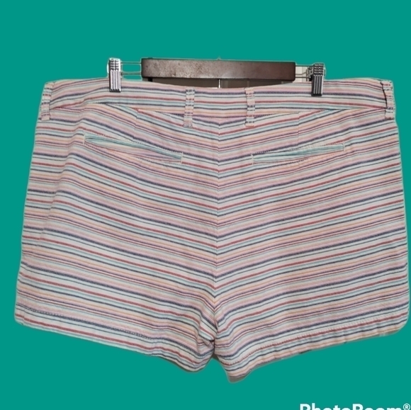 Khakis by Gap girlfriend shorts size 18 with pockets - Picture 2 of 4